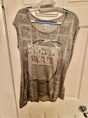 COWBIY WANTED - GUESS Gray Short Sleeve 
Super cute tee for the Cowgirl!